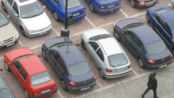 30 de maşini, vandalizate în parcările din jurul unor blocuri din Timişoara. Ce au făcut vandalii