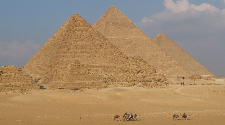 Autocar cu turişti, atacat de bărbaţi înarmaţi, în Egipt, în apropiere de piramidele din Giza