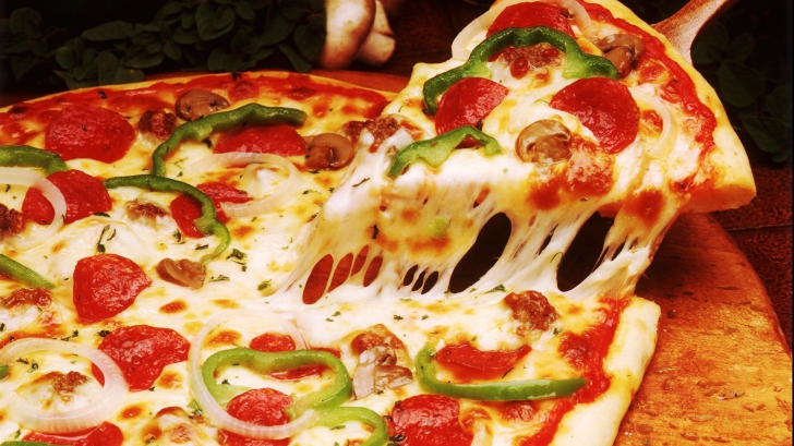 Ai mâncat pizza greșit până acum. Cum se consumă corect? Incredibil