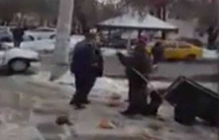Scene şocante în Craiova. Un om al străzii a fost lovit cu pumnul în faţă de un poliţist