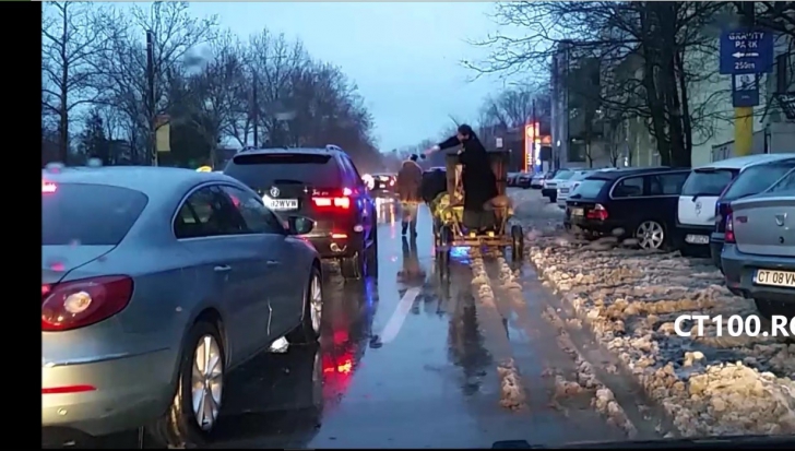 Imagini incredibile. Cum sfinţeşte preotul maşinile cu agheasmă, dintr-o căruţă aflată în trafic