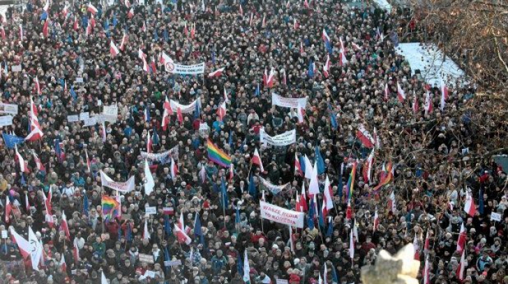 Polonia: zeci de mii de oameni în stradă împotriva guvernului și pentru apărarea presei