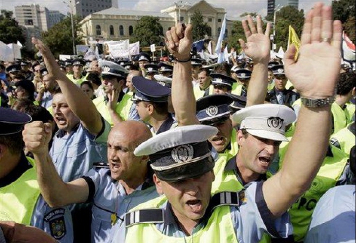 Polițiștii pichetează astăzi sediul Guvernului! Sute de agenți protestează în Piața Victoriei