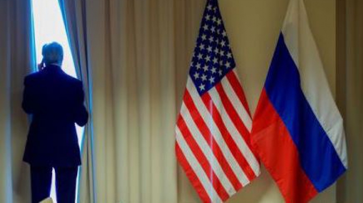 Steagul Rusiei, arborat cu susul în jos înaintea întâlnirii dintre Kerry și Lavrov