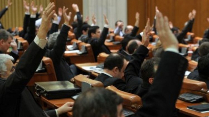 Parlamentarii nu renunță la majorarea salariilor lor. Ialomițianu: "Riscăm un deficit excesiv"