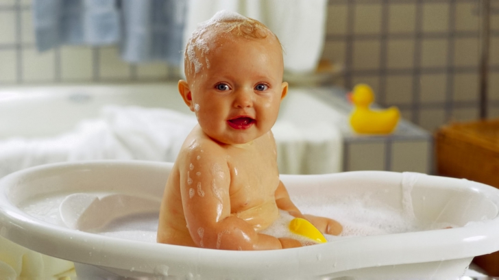 Şampoanele pentru bebeluşi, verificate de Protecţia Consumatorilor. Descoperirea făcută e şocantă