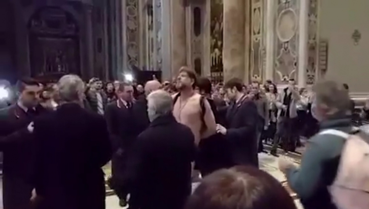 Scene incredibile în basilica Sf. Petru, din Vatican. Turiştii şi-au scos telefoanele să filmeze