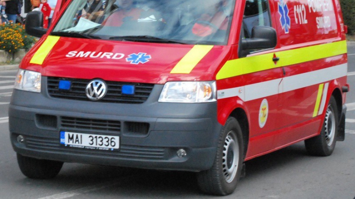 O ambulanță SMURD, implicată într-un accident rutier petrecut în Bucureşti