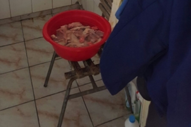Descoperire şocantă! Cum se găteşte carnea în toaleta staţiei CFR din Făgăraş