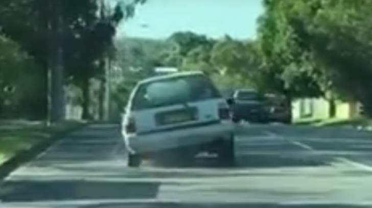 Imagini incredibile surprinse în trafic: şoferul a condus aşa tot drumul