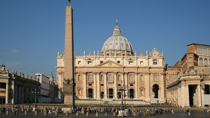 Scene incredibile în basilica Sf. Petru, din Vatican. Turiştii şi-au scos telefoanele să filmeze