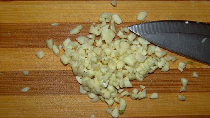 Ce se întâmplă dacă aplici usturoi tocat pe această parte a corpului tău? Efectul apare în 5 minute