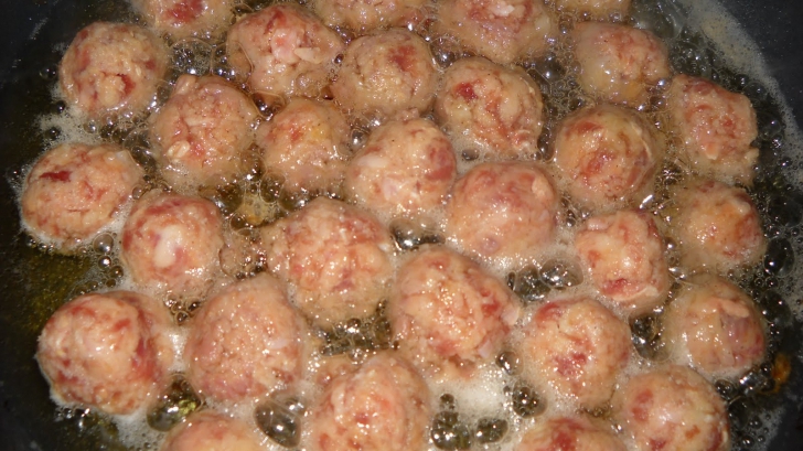 Cum să faci cele mai bune CHIFTELUŢE din carne. Uite care este ingredientul secret 