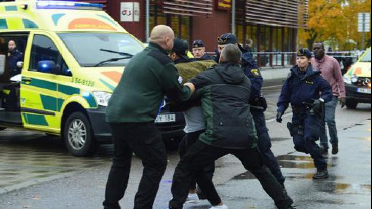 Război între neonaziști și migranți, în Suedia! Zeci de oameni mascați i-au atacat pe refugiați 