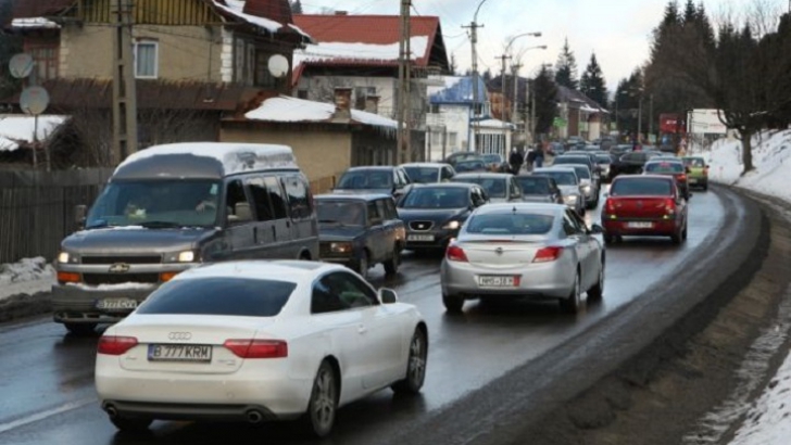 Pe DN1, traficul se desfăşoară în condiţii de iarnă