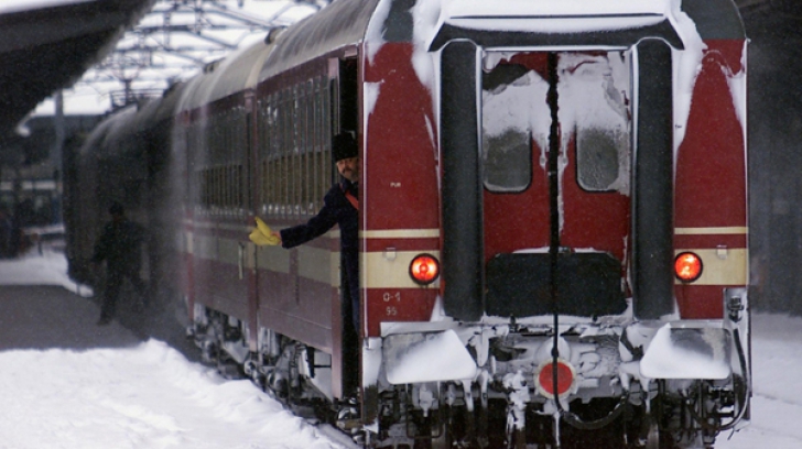 Peste 100 de trenuri, ANULATE joi din cauza zăpezii și a gerului