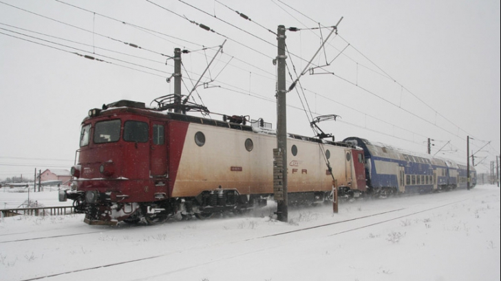 Tren blocat între Brașov și București! Călătorii, preluaţi de alt tren după o oră de stat în frig