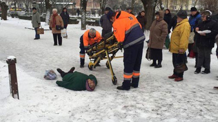 Anchetă după ce spitalul din Satu Mare a lăsat o femeie să zacă în zăpadă, la doi paşi de sediul său