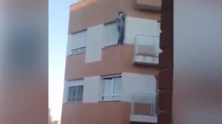 Și-a uitat cheile în casă și a încercat să intre în apartament pe geam. Ce a urmat este tragic!