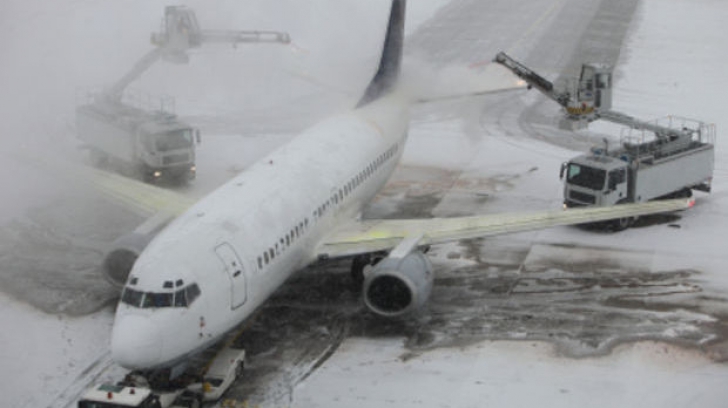 Întârzieri la decolare pe Aeroportul Otopeni din cauza viscolului 