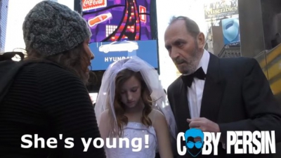 S-a căsătorit la 65 de ani în Times Square. Când au văzut mireasa, oamenii au sărit revoltați