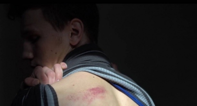 Adolescent din Baia Mare, snopit în bătaie, după ce a postat un comentariu pe Facebook din mall