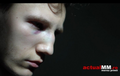 Adolescent din Baia Mare, snopit în bătaie, după ce a postat un comentariu pe Facebook din mall