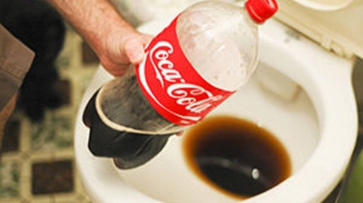 A turnat o sticlă de Coca-Cola în vasul de toaletă. Ce s-a întâmplat apoi e de necrezut!