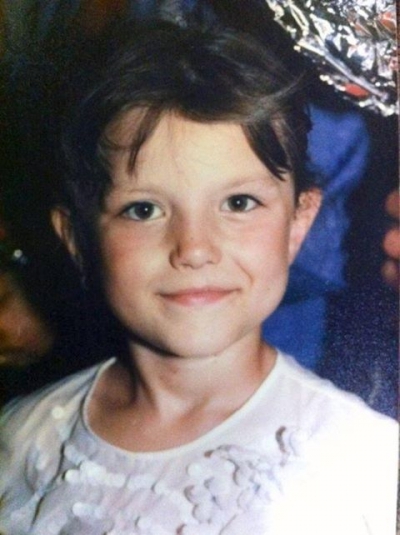 Aşa arăta în copilărie una dintre cele mai cunoscute cântăreţe din România. O recunoşti?