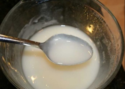 A dizolvat bicarbonat de sodiu în lapte fiert și a băut. Efectele? Peste așteptări