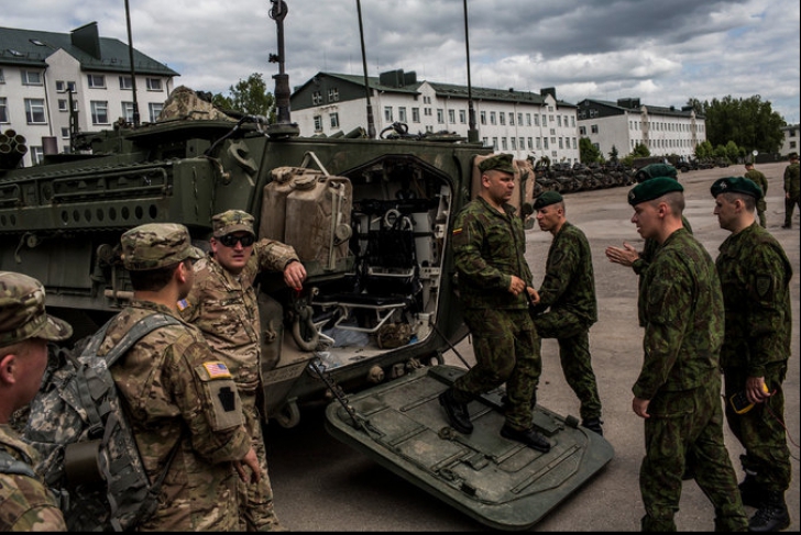 SUA trimit arme grele în Estul Europei pentru a răspunde amenințării Rusiei