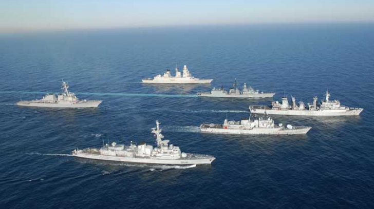 Navele militare NATO, desfășurate în Marea Egee pentru stoparea migranților