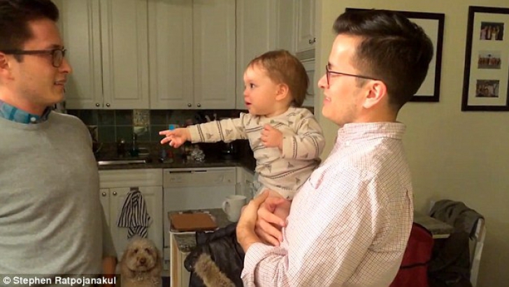 Ce face un bebeluș când stă față în față cu tatăl și fratele lui geamăn. Imaginile sunt virale
