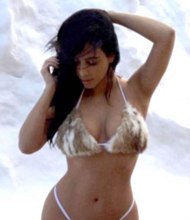 Kim Kardashian, în costum de baie cu blăniţă