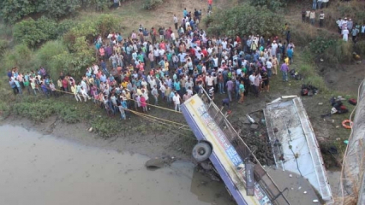 Cel puţin 37 de morţi după ce un autocar a căzut de pe un pod într-un râu, în India