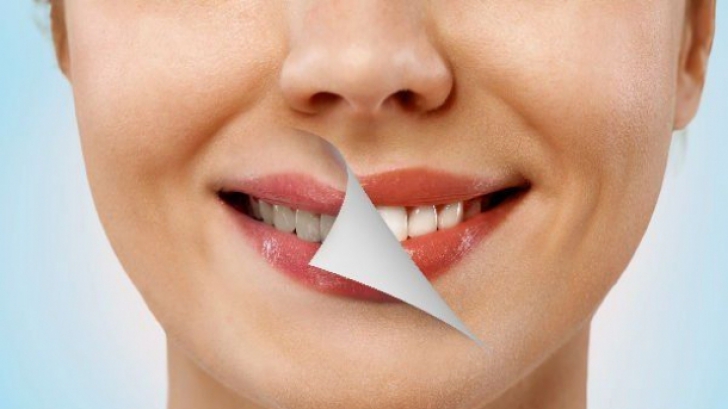 Cum să îţi albeşti dinţii cu folie de aluminiu