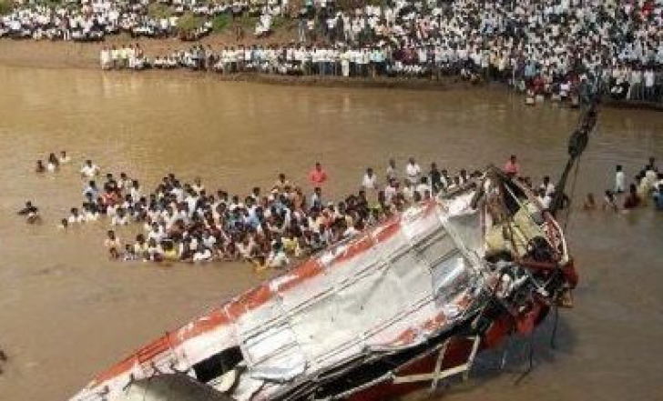 Tragedie. Cel puţin 37 de morţi după ce un autocar a căzut de pe un pod într-un râu, în India