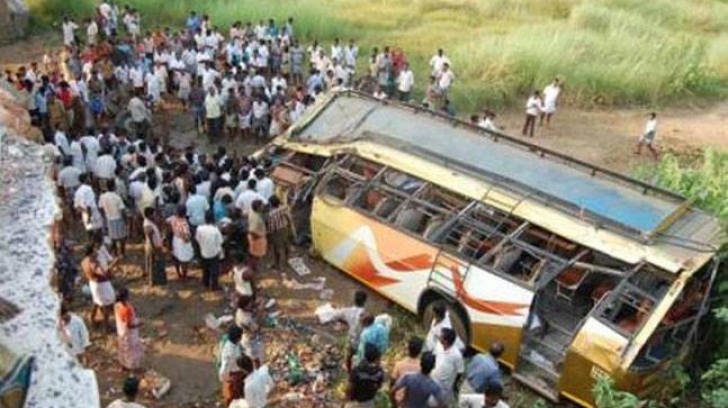 Tragedie. Cel puţin 37 de morţi după ce un autocar a căzut de pe un pod într-un râu, în India