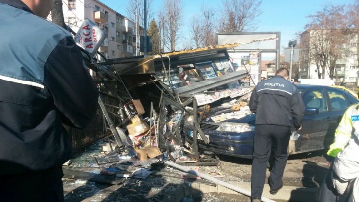 Accident la Braşov: o şoferiţă a lovit o maşină de la şcoala de şoferi, apoi a intrat într-un chioşc