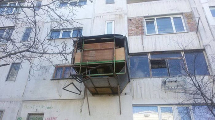 Când vecinii s-au uitat la etajul 2 au încremenit: un balcon nemaivăzut apăruse peste noapte