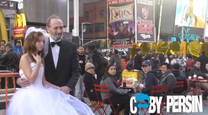 S-a căsătorit la 65 de ani în Times Square. Când au văzut mireasa, oamenii au sărit revoltați