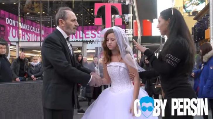 S-a căsătorit la 65 de ani în Times Square. Când au văzut mireasa, oamenii au sărit revoltați