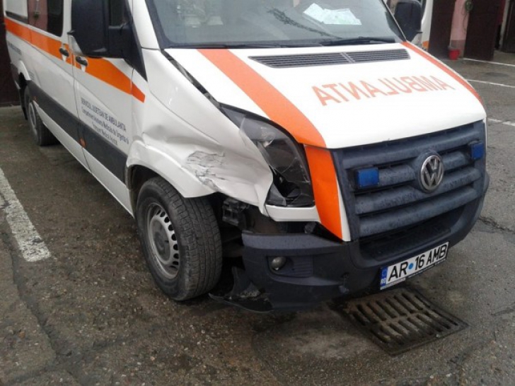 O ambulanţă, implicată într-un accident în timpul unei misiuni. De vină, un şofer "nerăbdător"