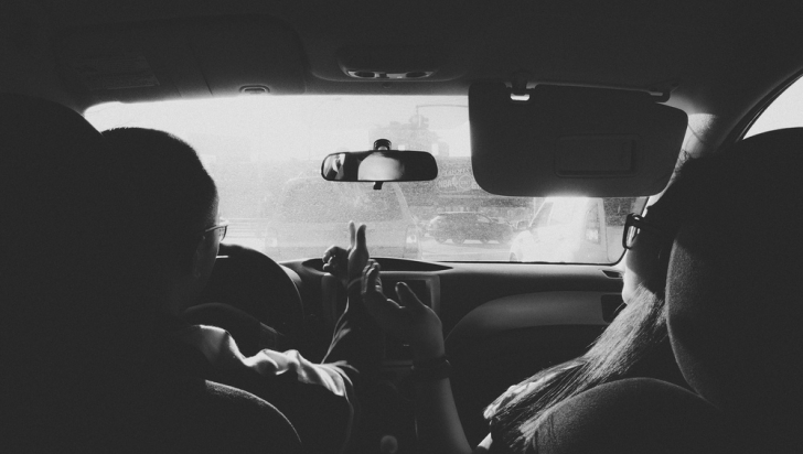 Gest teribil al unei adolescente din Iaşi, în timp ce se certa cu iubitul în maşină