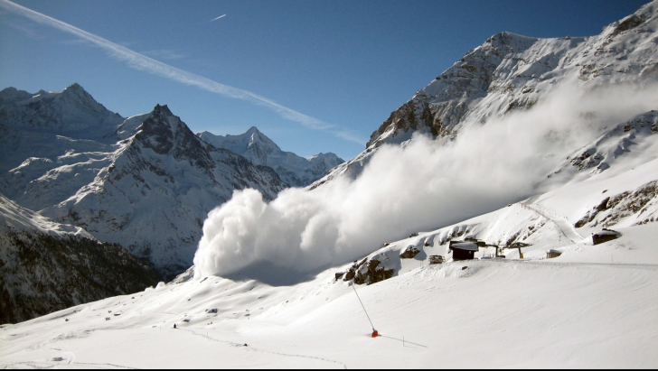 Avalansă în Alpi. Un mort şi cinci persoane rănite