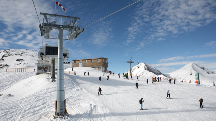 Un turist român a murit în staţiunea Bansko, în Bulgaria, în urma unui accident de schi