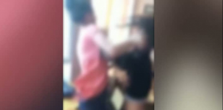 Profesoară bătută de mama unui elev, chiar pe holul şcolii. Motivul agresiunii este halucinant