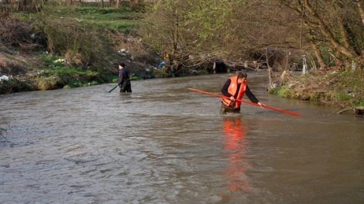 Îngrozitor! Ce au găsit localnicii plutind pe apele unui râu din Hunedoara