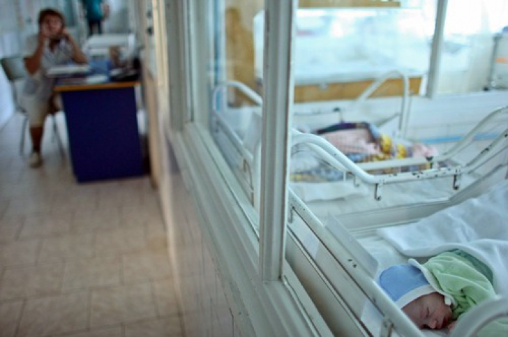 Cioloş: Nu sunt bani pentru majorarea indemnizaţiei de creştere a copilului