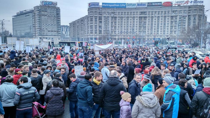Legea dării în plată a scos românii în stradă! 200 de persoane au protestat în faţa Guvernului